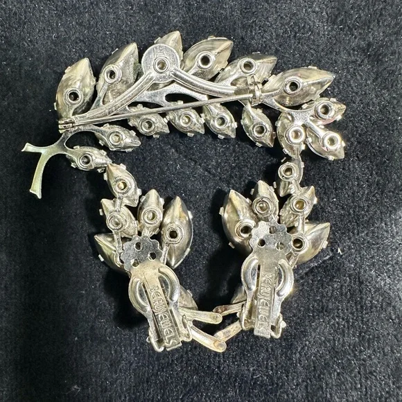 Vtg: signed BEAU JEWELS Faux Pearl & Powder Blue Rhinestone Brooch & Earring Set - Picture 4 of 6